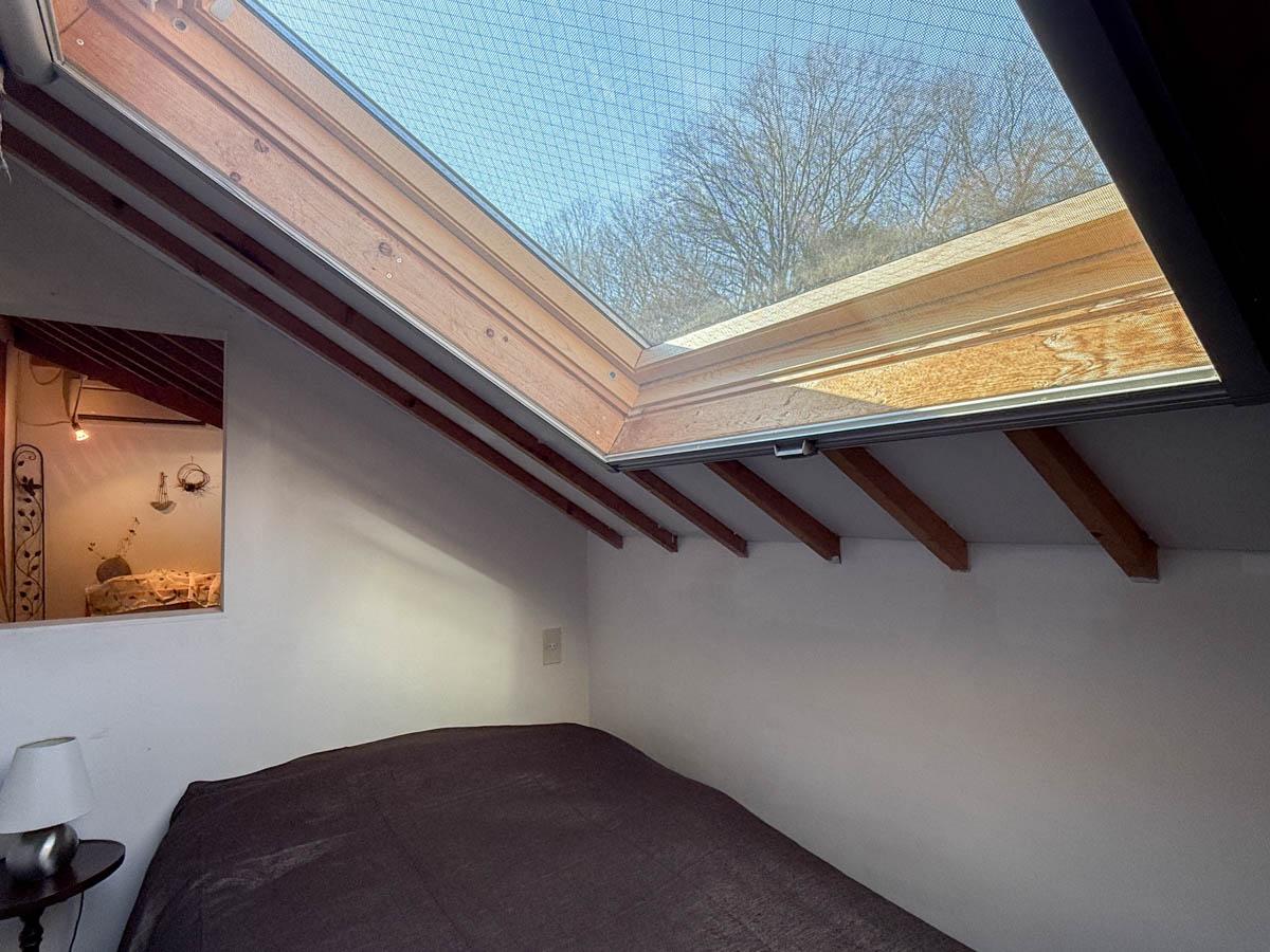八王子市七国の売買物件/ベッドに寝転ぶと天窓から空を見上げられるのが気持ちいい