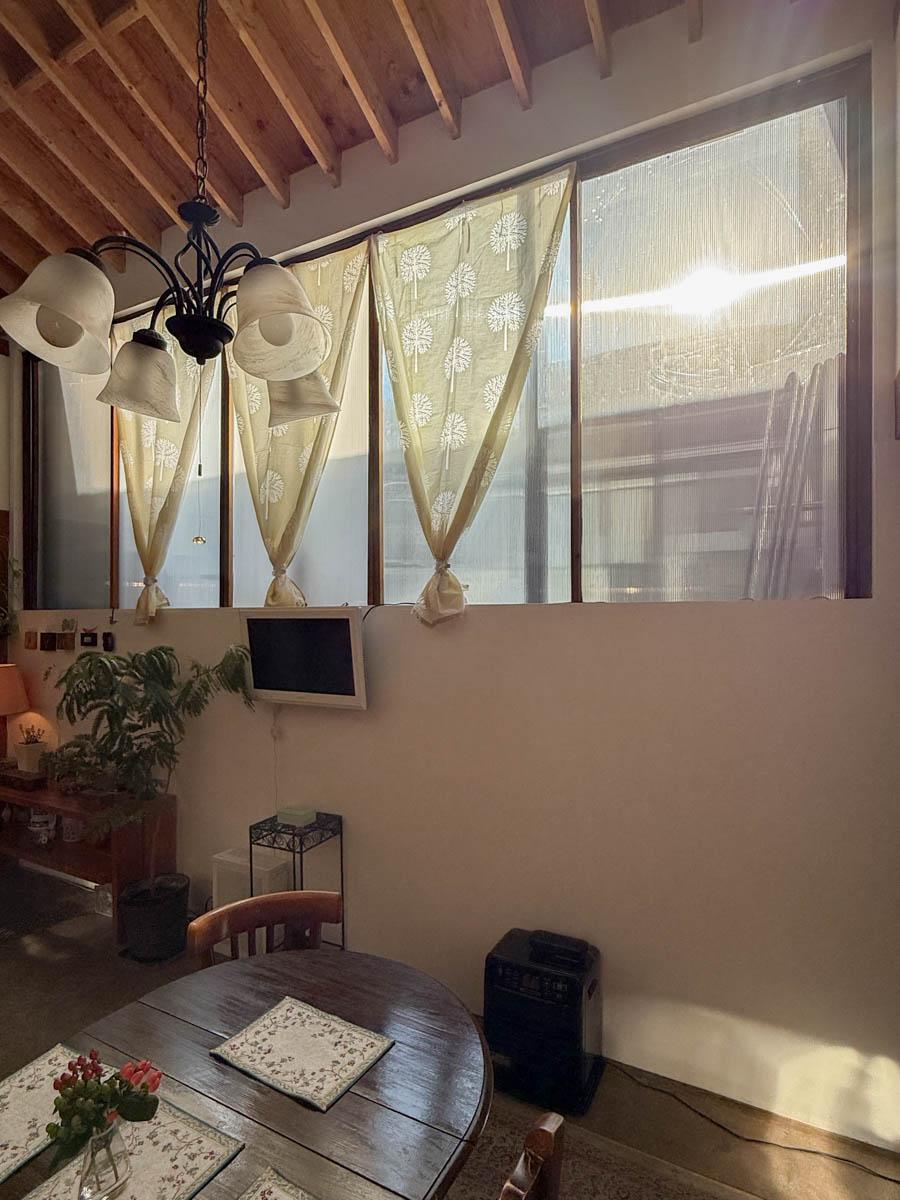 八王子市七国の売買物件/リビングのハイサイドライトは手作りで内窓が付けられています。また、ハシゴを窓にかければ、中庭にでられます