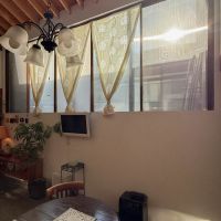 八王子市七国の売買物件/リビングのハイサイドライトは手作りで内窓が付けられています。また、ハシゴを窓にかければ、中庭にでられます