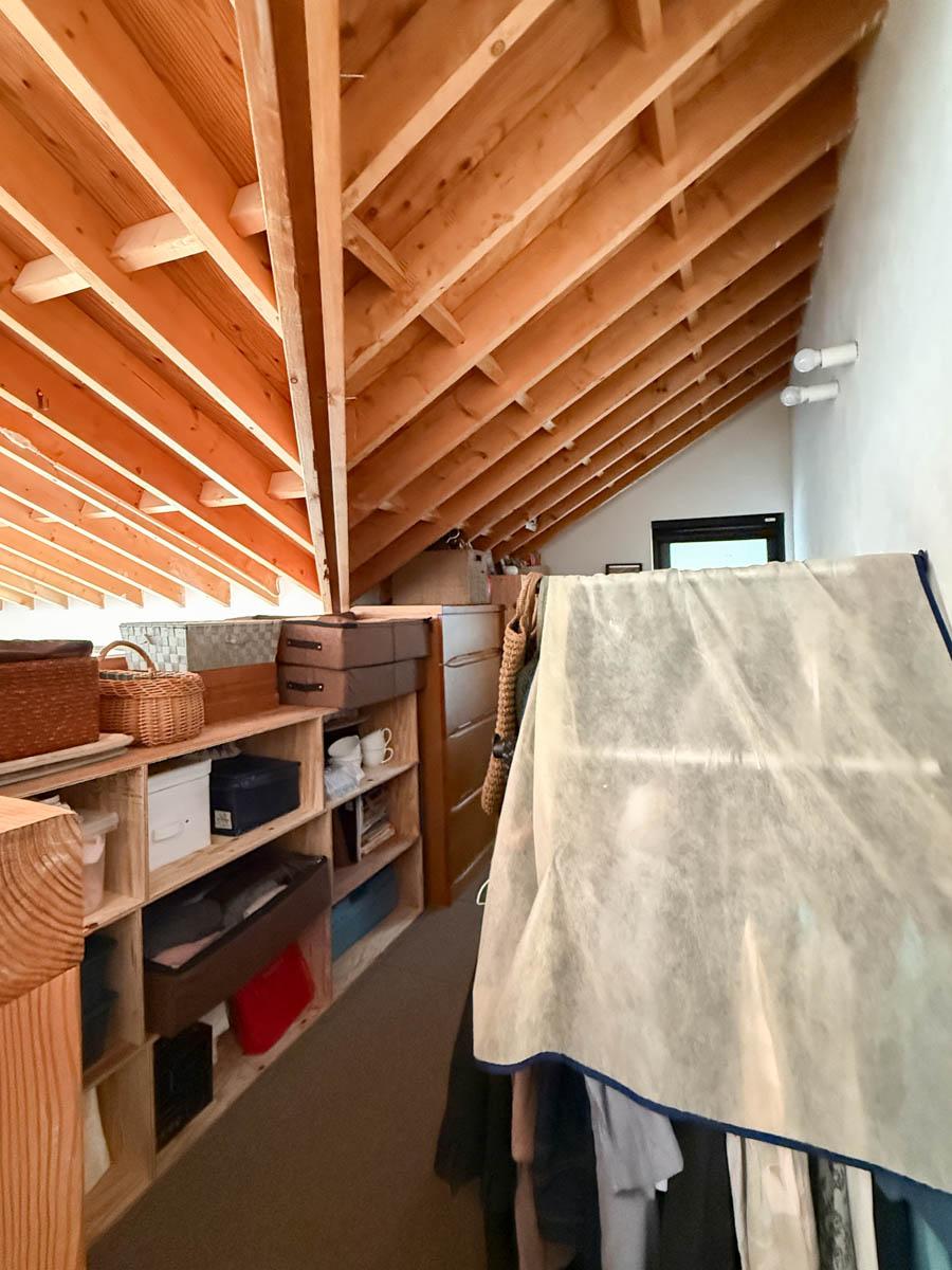 八王子市七国の売買物件/リビングのキッチン脇の階段を上がると5.5帖の納戸スペース