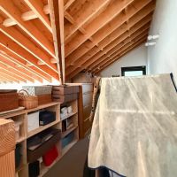 八王子市七国の売買物件/リビングのキッチン脇の階段を上がると5.5帖の納戸スペース