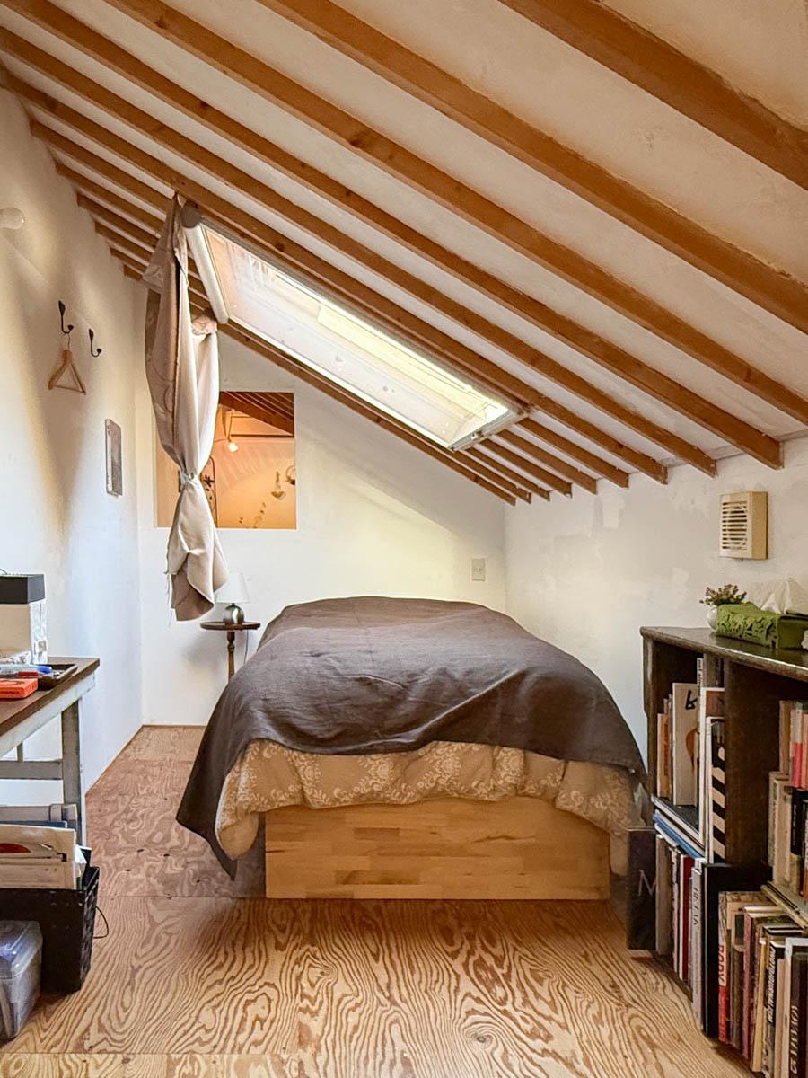 八王子市七国の売買物件/屋根裏感のある寝室。突き当たりの壁はギャラリースペースと接していて、今は四角く小窓が開いています。壁を撤去して、動線を繋げることもできます