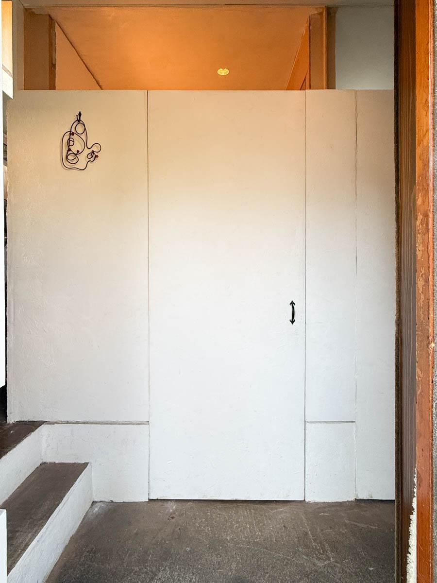 八王子市七国の売買物件/玄関入ると広い土間スペースが待っています。正面の白い扉が防音室の入口