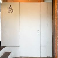 八王子市七国の売買物件/玄関入ると広い土間スペースが待っています。正面の白い扉が防音室の入口