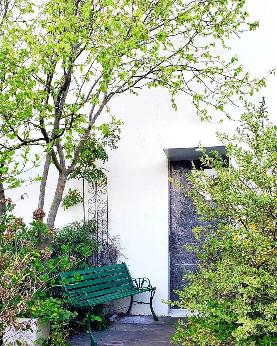 八王子市七国の売買物件/緑に包まれた前庭。大きな石の床、そしてガラスの玄関ドアが住宅とは思えないかっこよさ（写真は夏に撮影のもの）