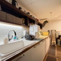 八王子市七国の売買物件/洗面側からキッチンを見る。長く天板が延びる