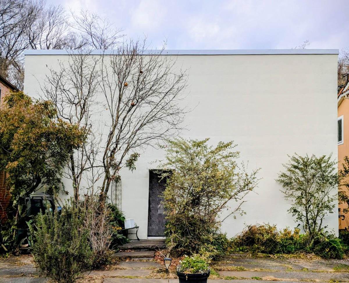 八王子市七国の売買物件/シンプルな箱型の外観。石畳の前庭が広がり、どこか異国の世界観。控えめな佇まいの中に美しさが漂います