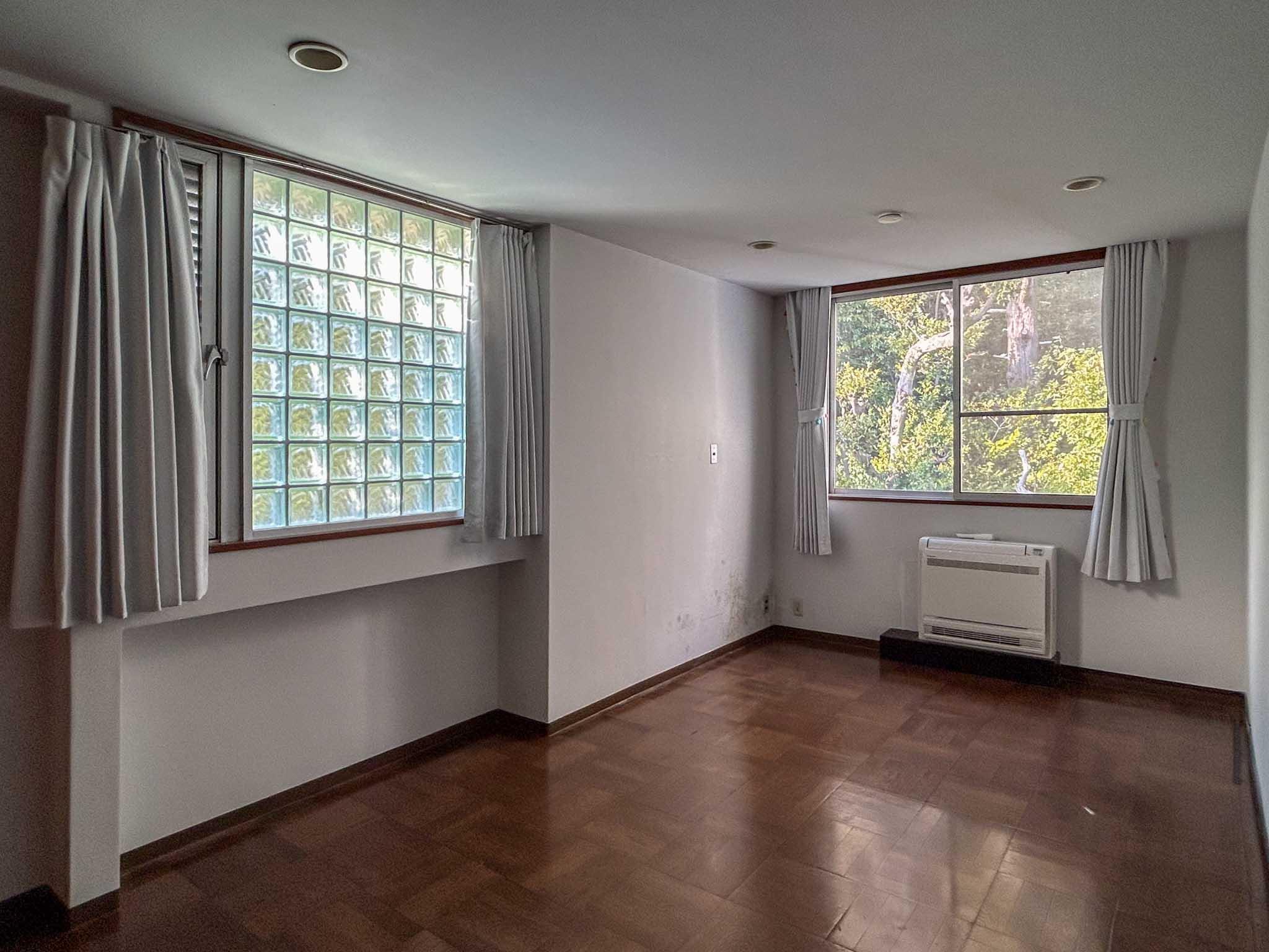 目黒区駒場の賃貸物件/北側の洋室。窓の先には、駒場公園の緑が広がります