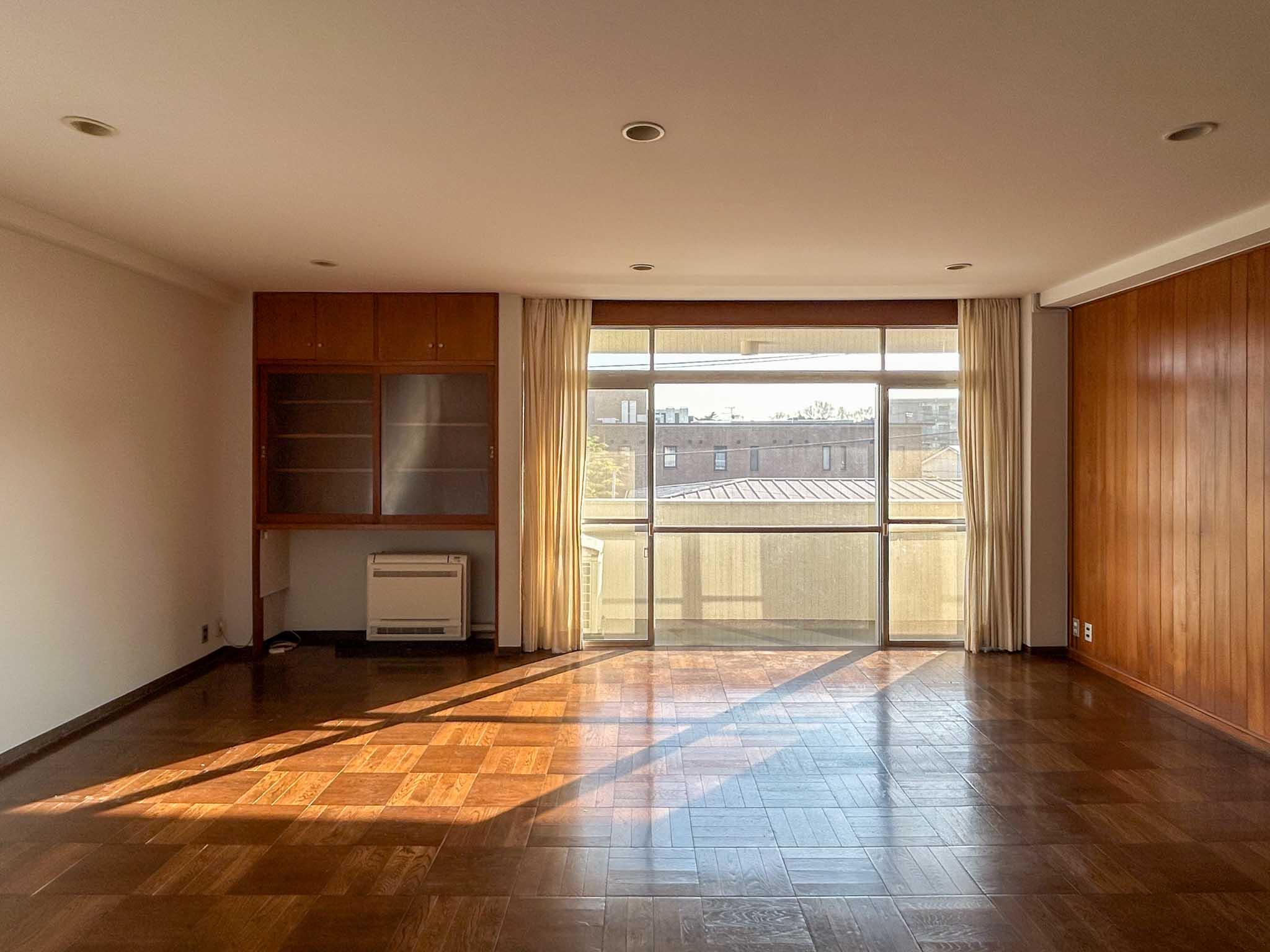 目黒区駒場の賃貸物件/20帖ほどある、ゆったりとしたリビング。内装は年月を経て、味わい深い色味に