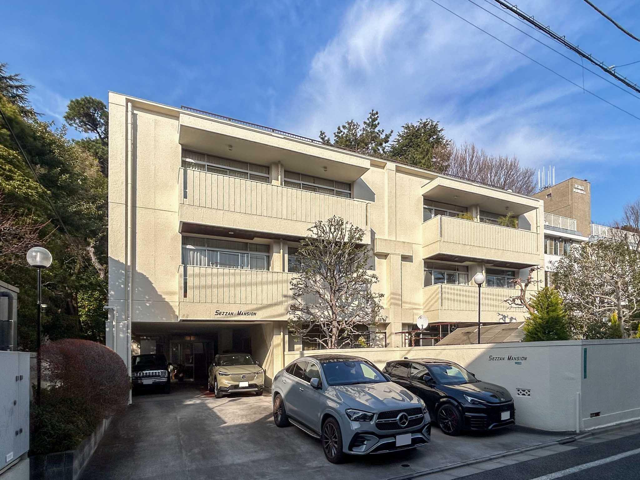 目黒区駒場の賃貸物件/駒場公園の隣に立つ、白く端正なレトロマンション