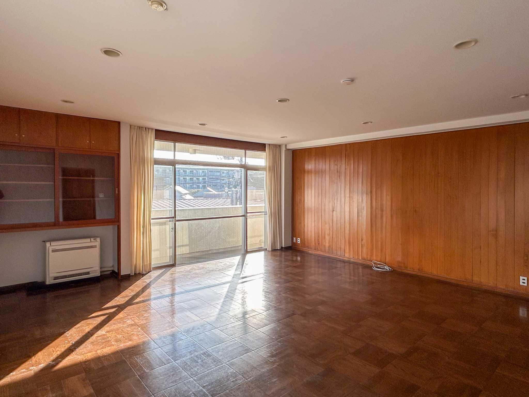 目黒区駒場の賃貸物件/リビング。ヴィンテージ家具が似合いそうな、落ち着きのある内装