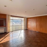 目黒区駒場の賃貸物件/リビング。ヴィンテージ家具が似合いそうな、落ち着きのある内装