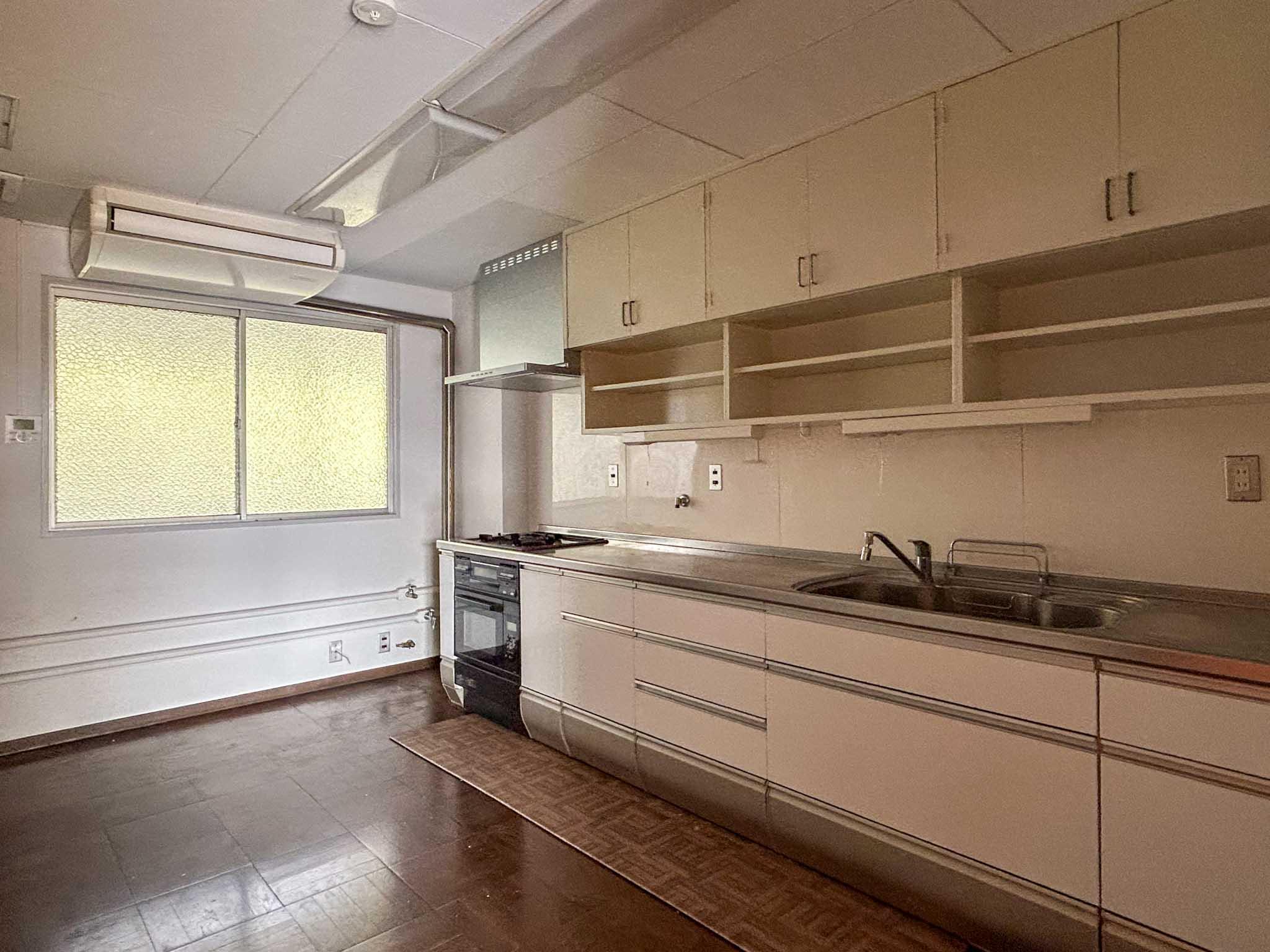 目黒区駒場の賃貸物件/約7帖のかなり広いキッチン。後ろに大きい棚を置いても、充分ゆとりがあります