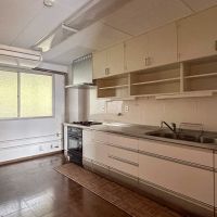 目黒区駒場の賃貸物件/約7帖のかなり広いキッチン。後ろに大きい棚を置いても、充分ゆとりがあります