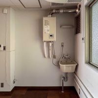 目黒区駒場の賃貸物件/コンロの後ろには給湯器と小さいシンクがあります