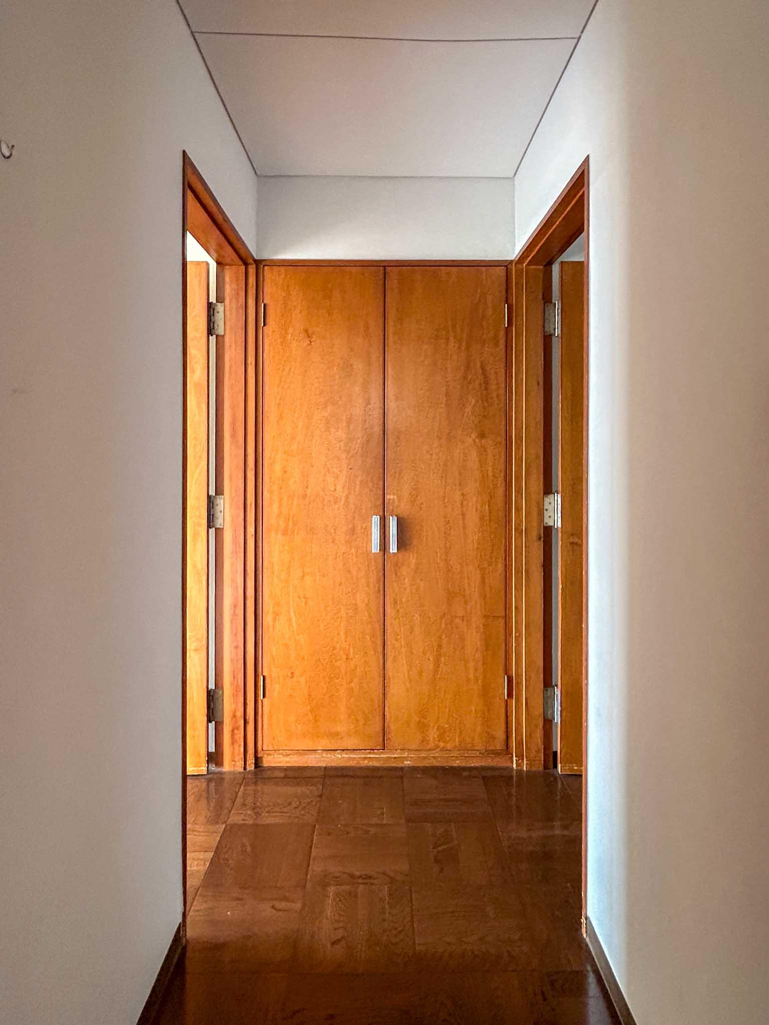 目黒区駒場の賃貸物件/洋室につながる廊下。左に行くと少し広い南側の洋室、右に行くと北側の洋室があります