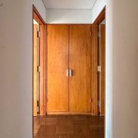 目黒区駒場の賃貸物件/洋室につながる廊下。左に行くと少し広い南側の洋室、右に行くと北側の洋室があります