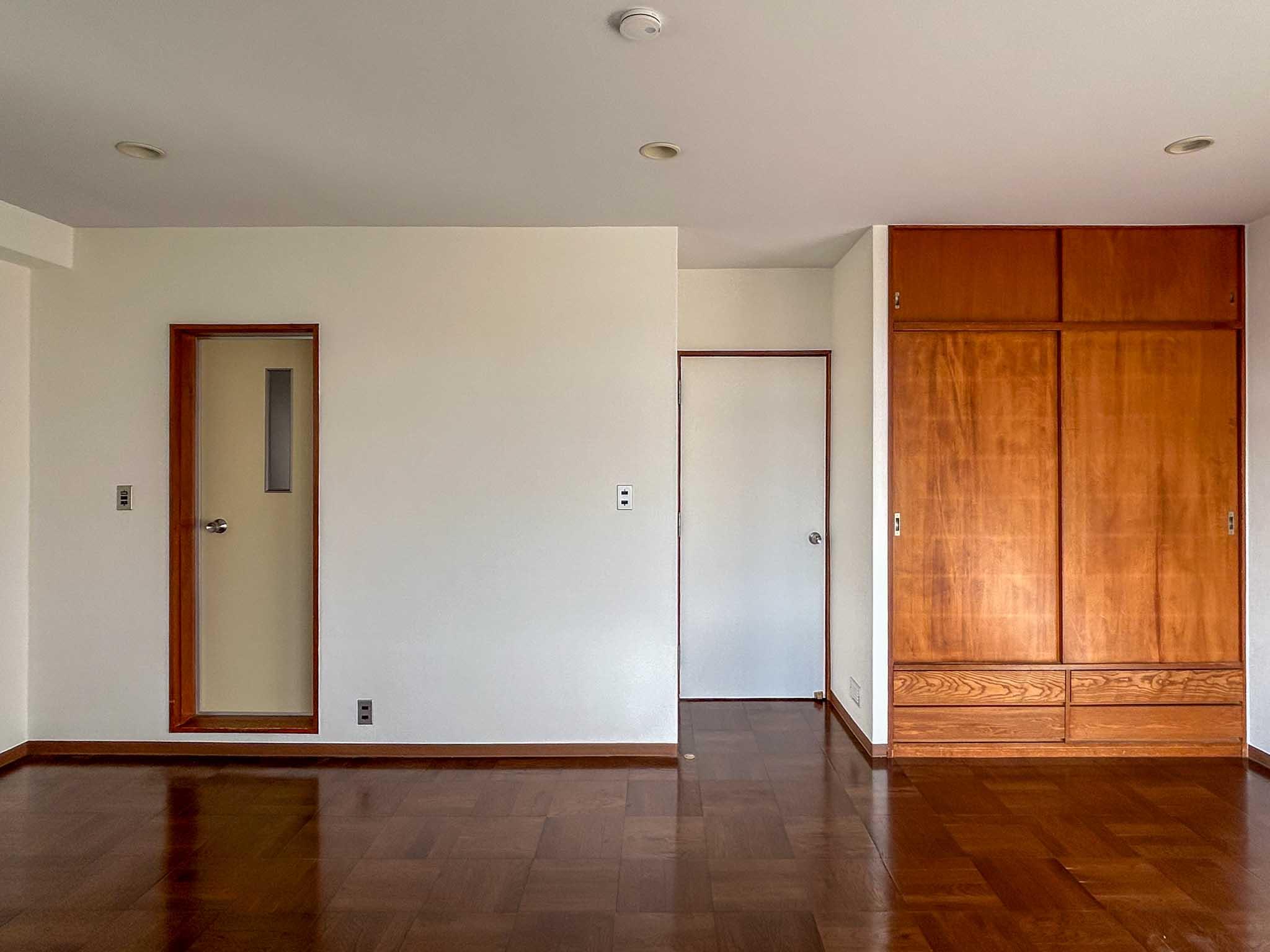 目黒区駒場の賃貸物件/北側をみる。左にバスルーム、右に収納