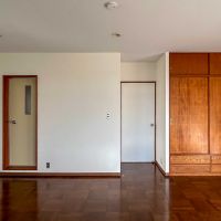 目黒区駒場の賃貸物件/北側をみる。左にバスルーム、右に収納