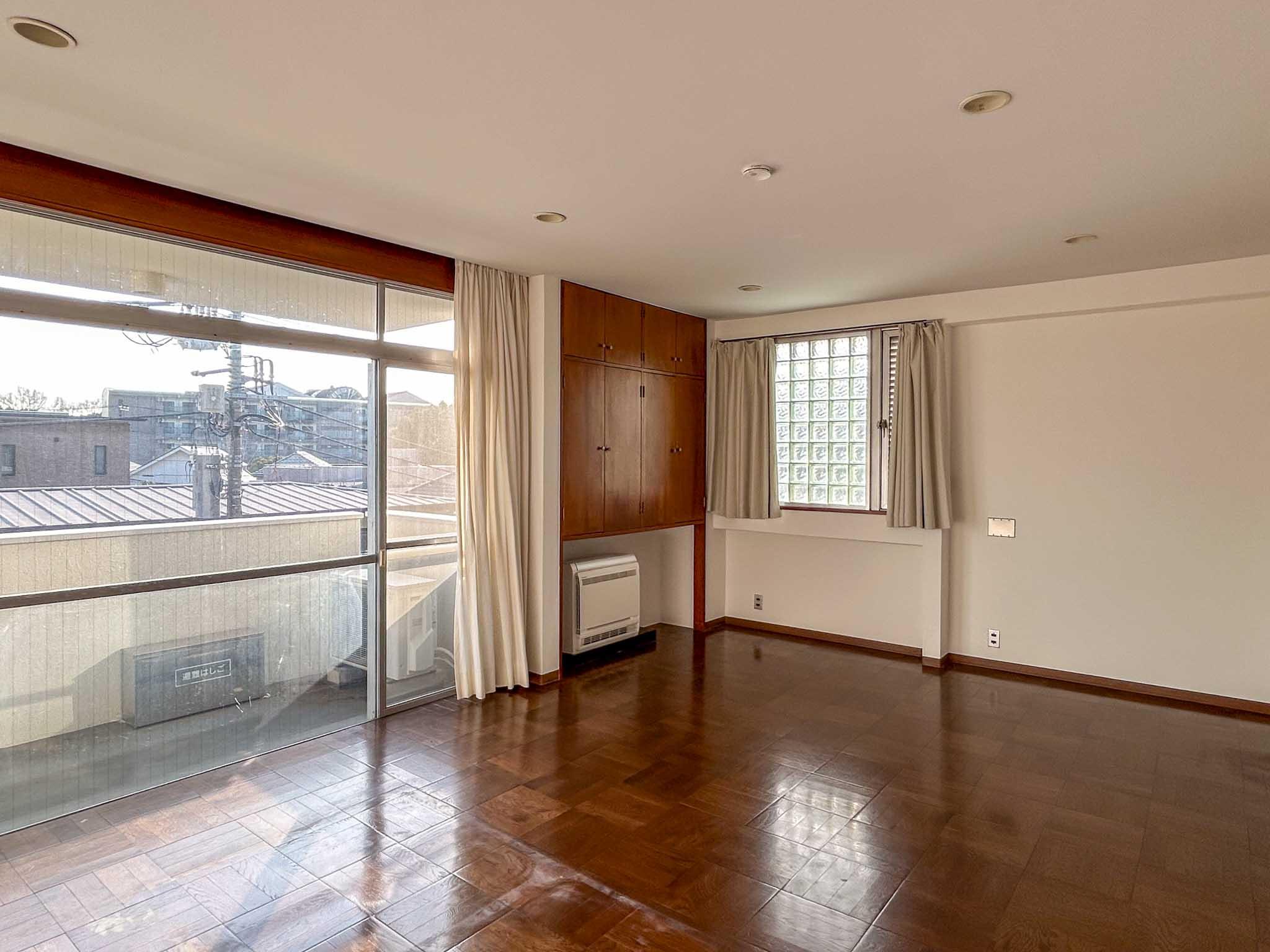 目黒区駒場の賃貸物件/リビング横にある、14帖ほどの洋室