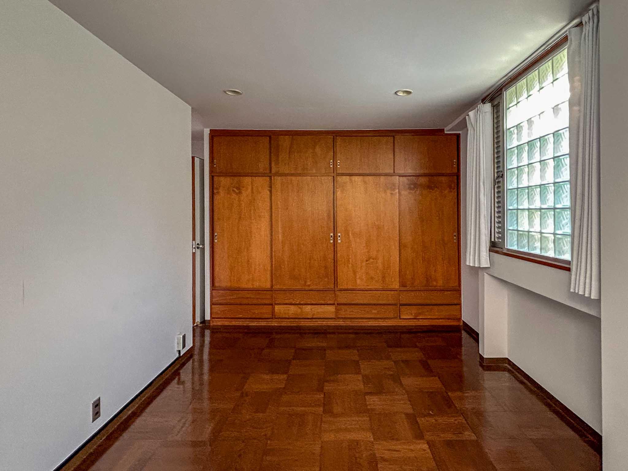 目黒区駒場の賃貸物件/アジのある色味の収納