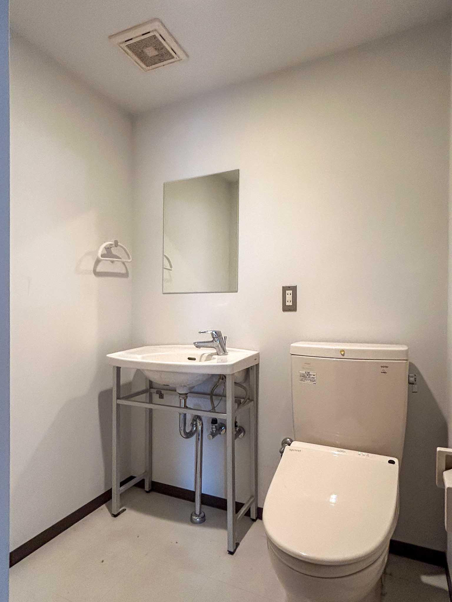 目黒区駒場の賃貸物件/玄関横のトイレ