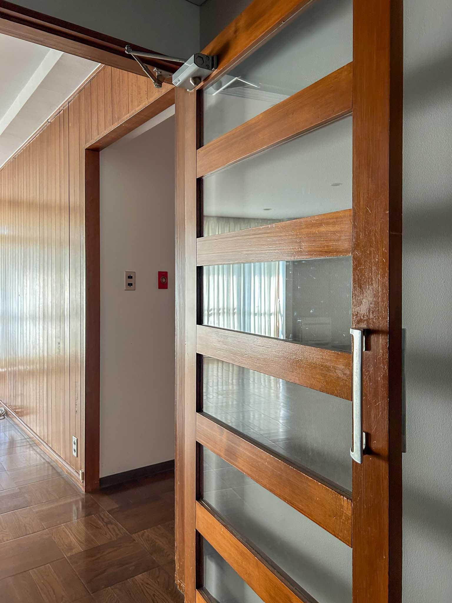 目黒区駒場の賃貸物件/リビングと玄関ホールをつなぐ両開きの扉