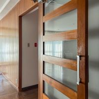 目黒区駒場の賃貸物件/リビングと玄関ホールをつなぐ両開きの扉