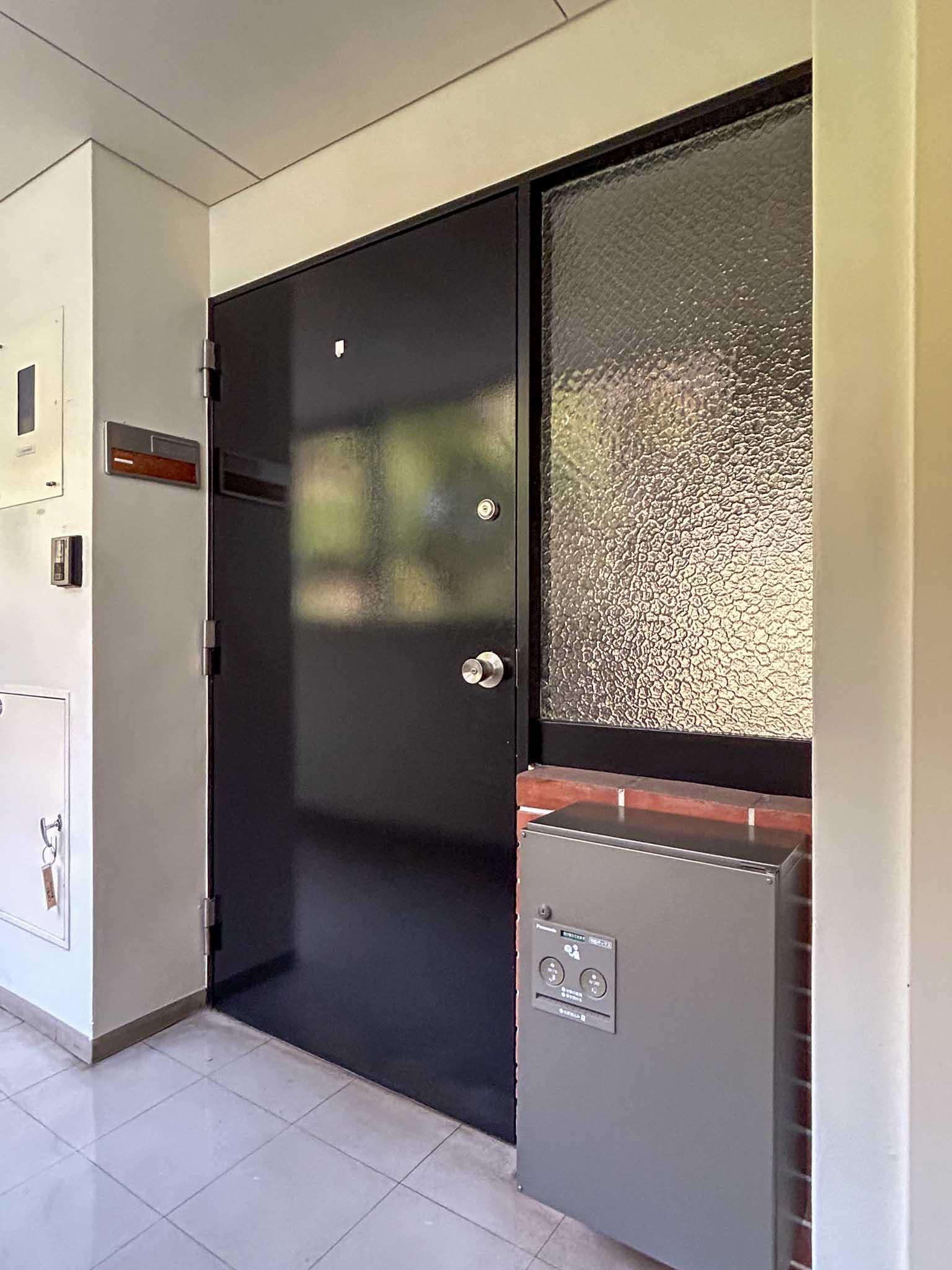 目黒区駒場の賃貸物件/玄関前。宅配ボックス付き