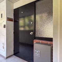 目黒区駒場の賃貸物件/玄関前。宅配ボックス付き