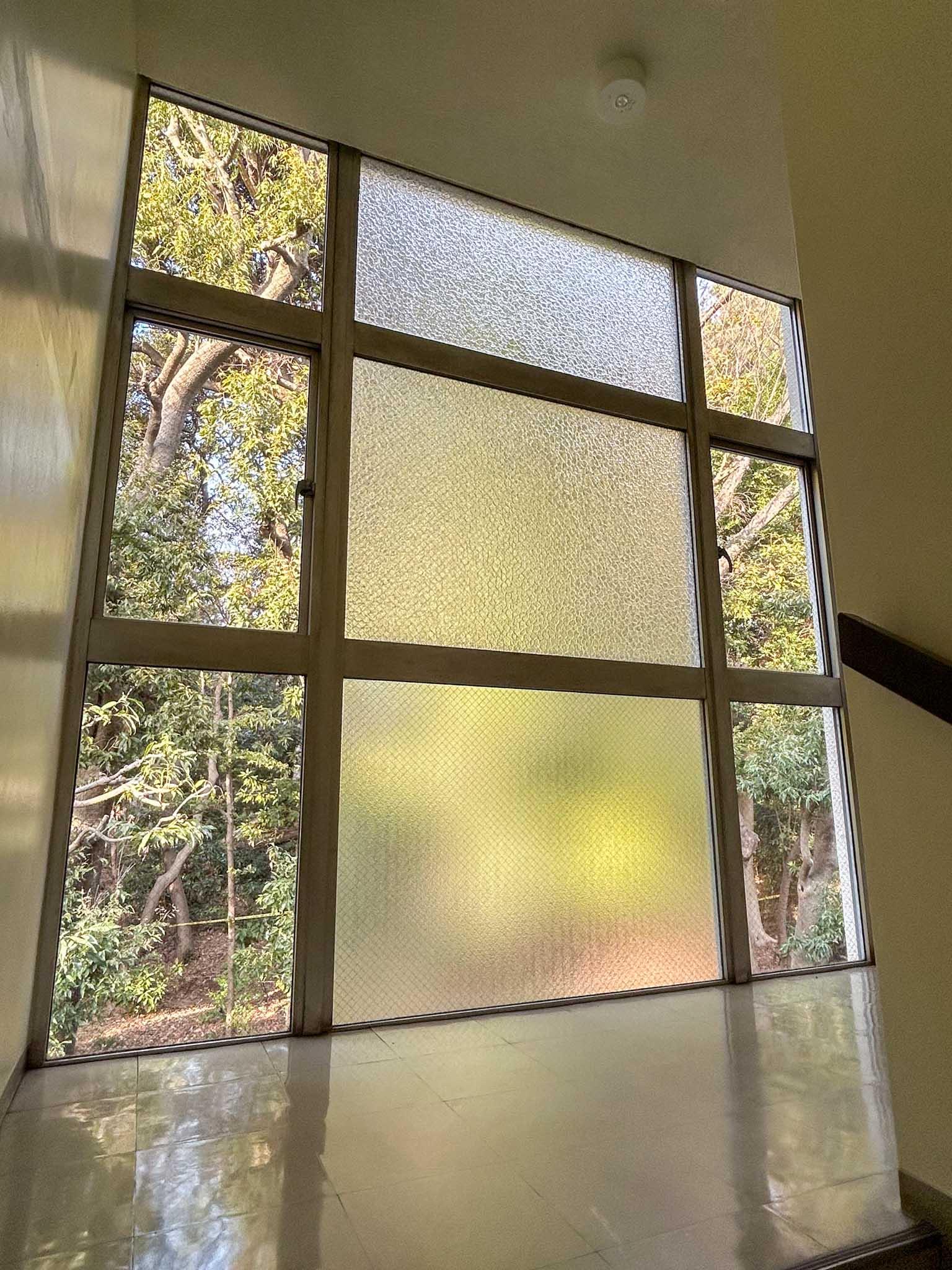 目黒区駒場の賃貸物件/共用階段。踊り場の壁いっぱいに開いた窓