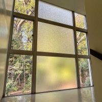 目黒区駒場の賃貸物件/共用階段。踊り場の壁いっぱいに開いた窓