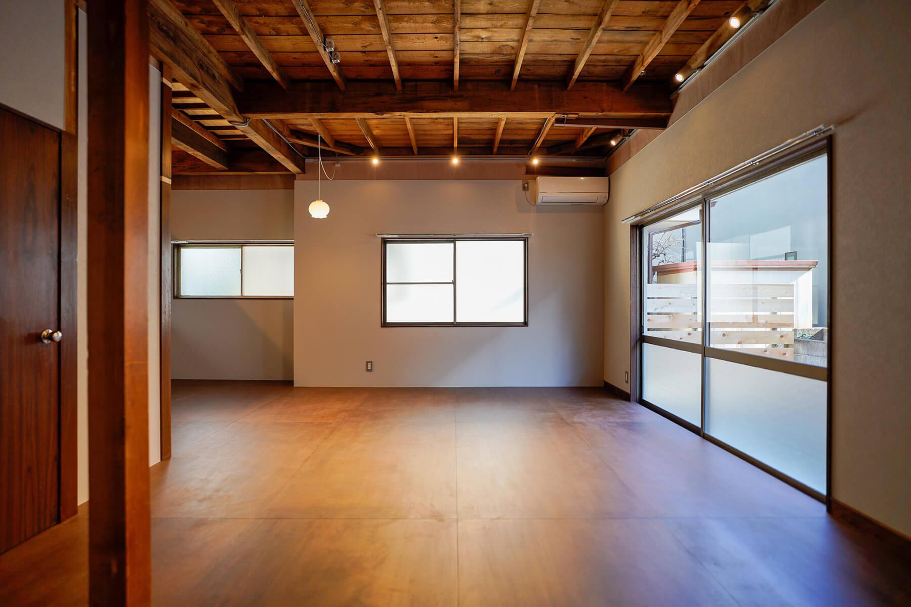 中野区上高田の賃貸物件/約20.48畳の広々としたLDK。天高は高いところで約2.8mあります。壁を抜くことで出てきた柱、ベランダを支える鉄骨。新築では出すことのできない雰囲気があります