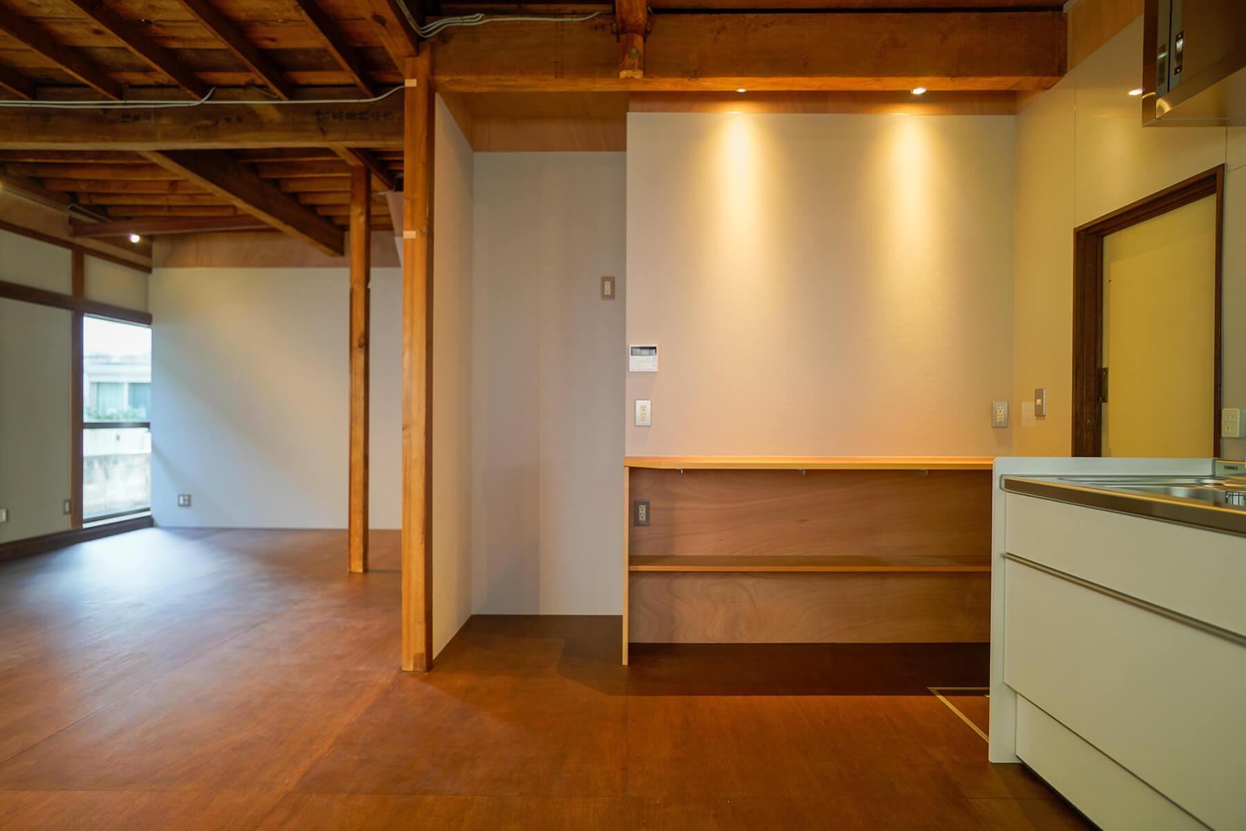 中野区上高田の賃貸物件/作業棚は古い本棚をリメイクして作ったもの。電子レンジやコーヒーグッズを並べたくなります。上から降りてくる照明の光がいい演出になっていますね