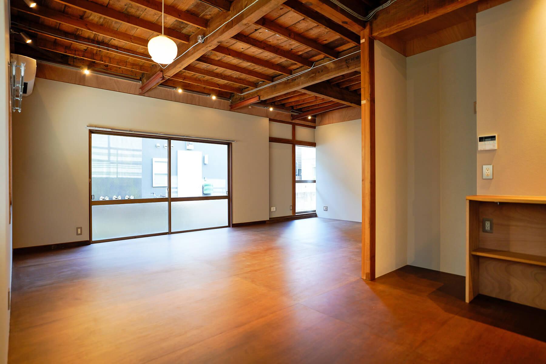 中野区上高田の賃貸物件/写真左上の照明は廊下にあったものをリメイクしたもの。ダイニングテーブルを置くであろう場所に垂らしています