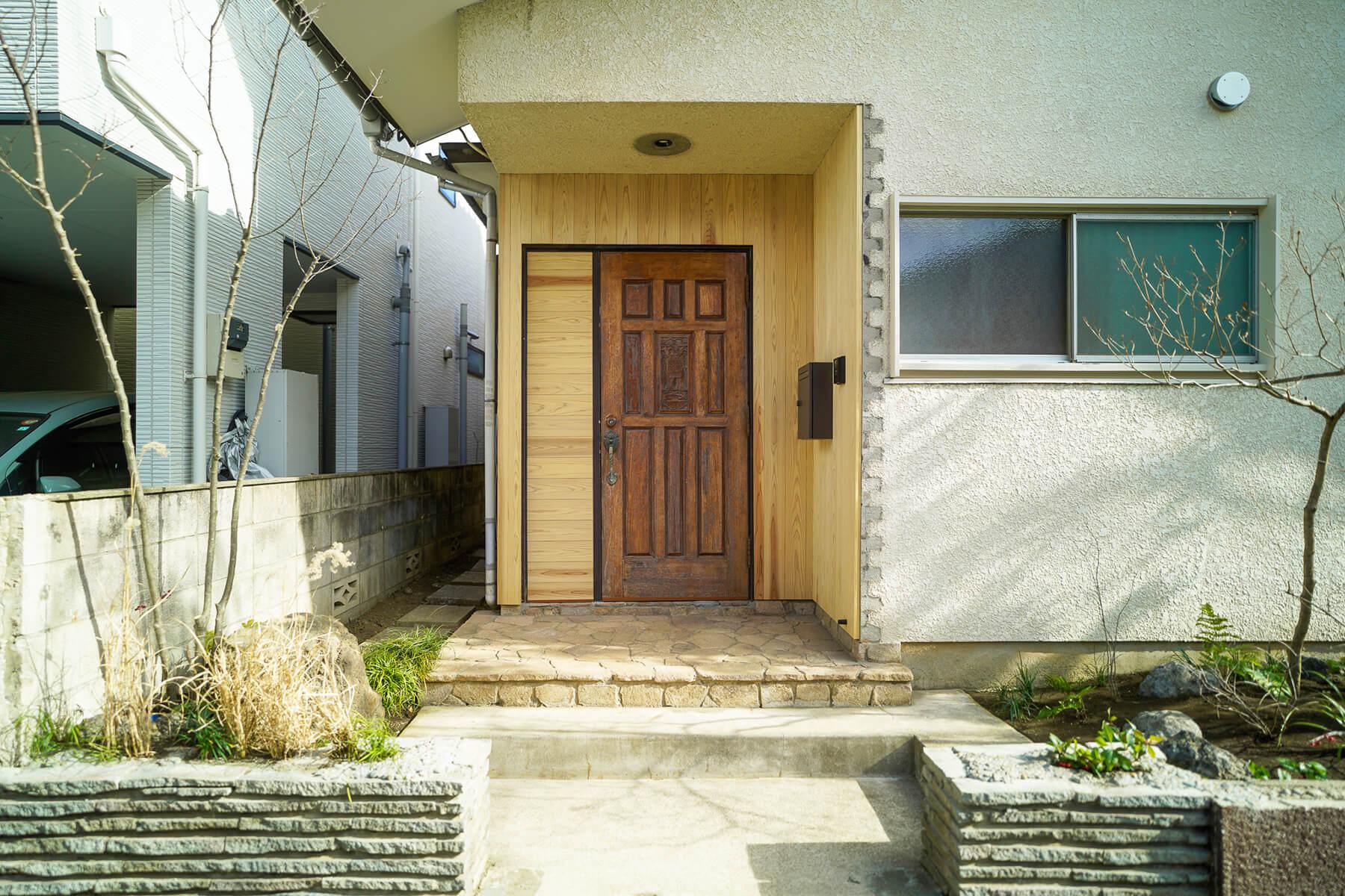 中野区上高田の賃貸物件/圧迫感のあった塀と門扉を撤去した玄関。オープンで優しさを感じる玄関になりました