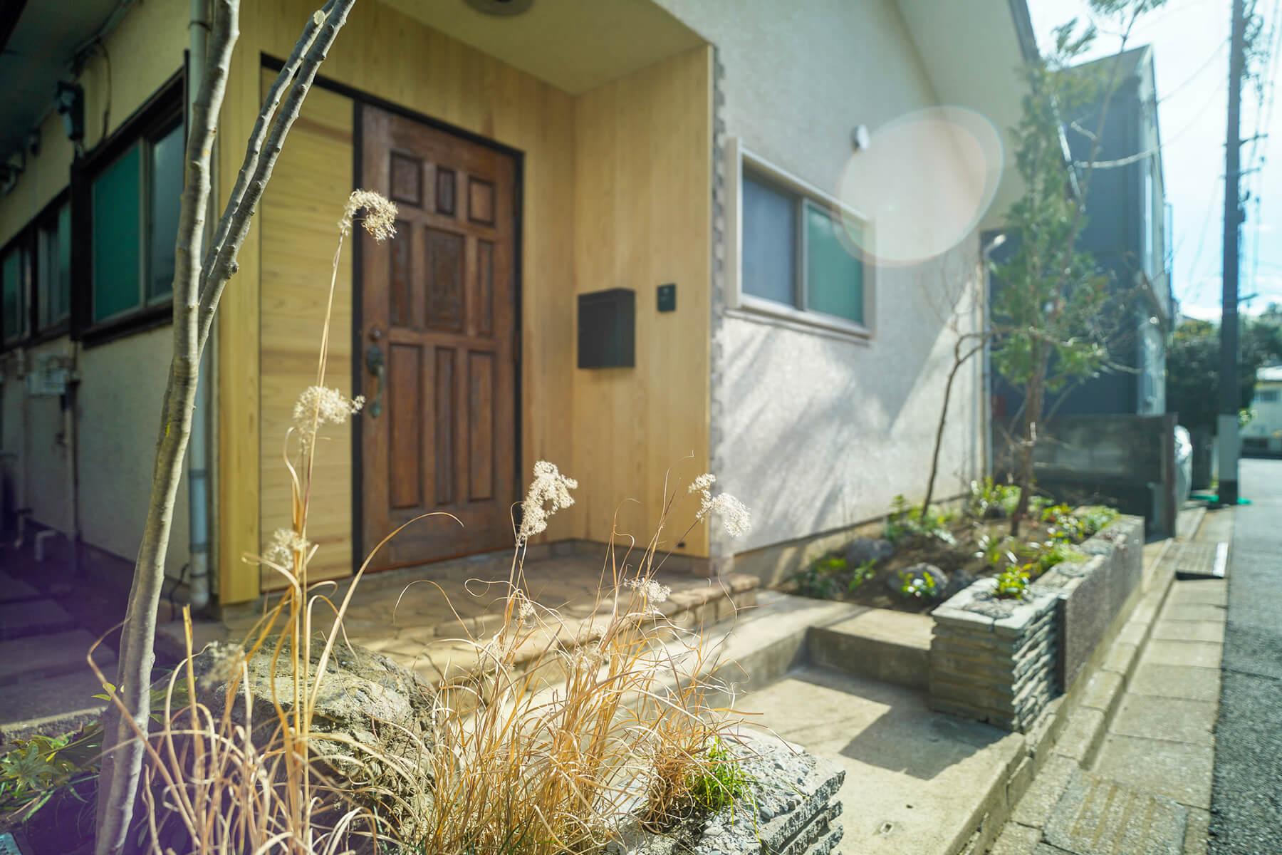 中野区上高田の賃貸物件/木々と植栽のおかげで生き生きとした雰囲気が生まれています