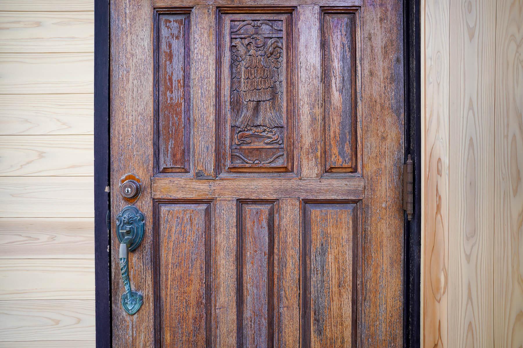 中野区上高田の賃貸物件/玄関扉は元々のもの。重厚感のあるデザインです