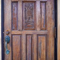 中野区上高田の賃貸物件/玄関扉は元々のもの。重厚感のあるデザインです
