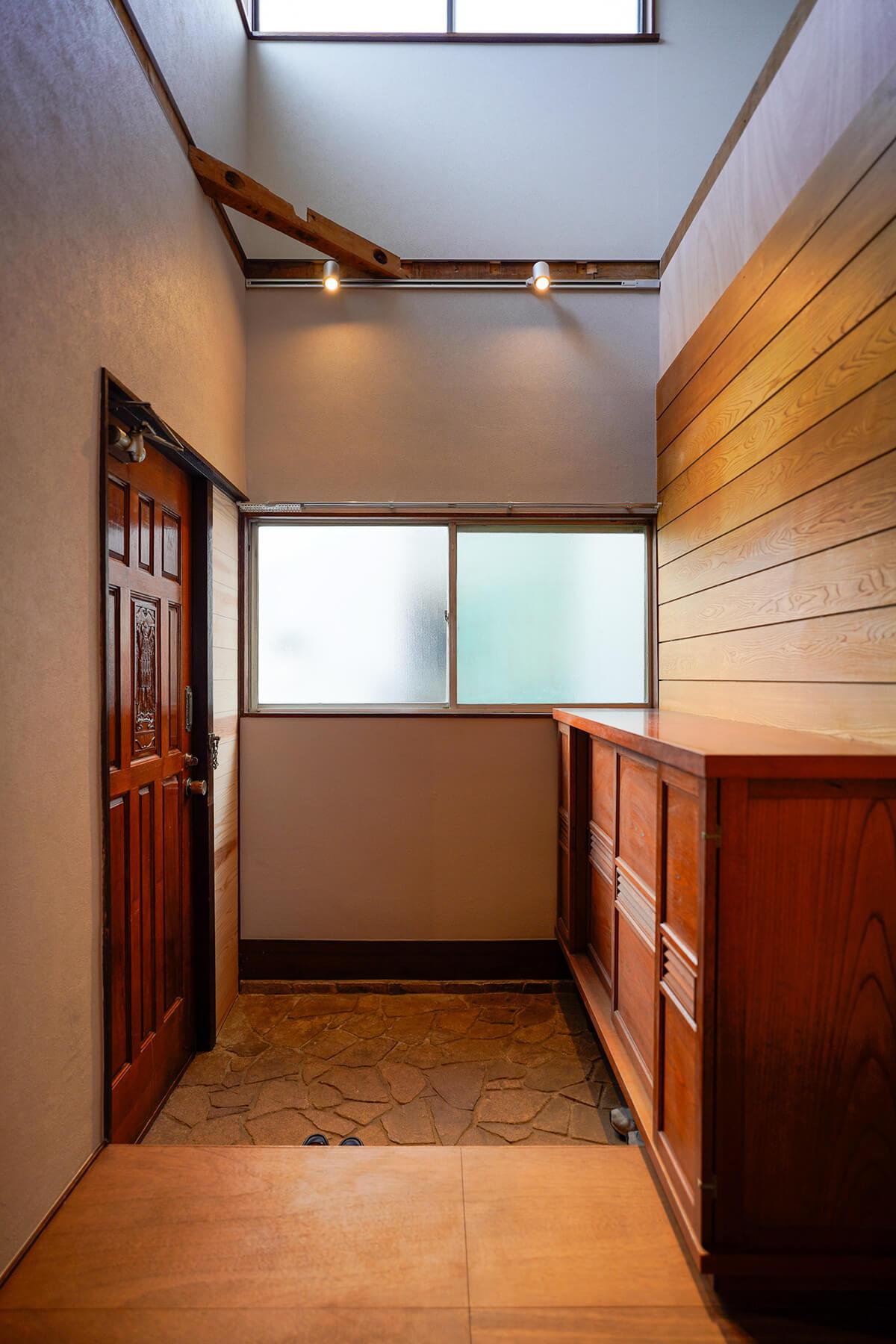 中野区上高田の賃貸物件/がらりと生まれ変わった玄関。吹き抜けのおかげで開放感が生まれました