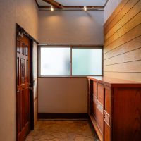 中野区上高田の賃貸物件/がらりと生まれ変わった玄関。吹き抜けのおかげで開放感が生まれました