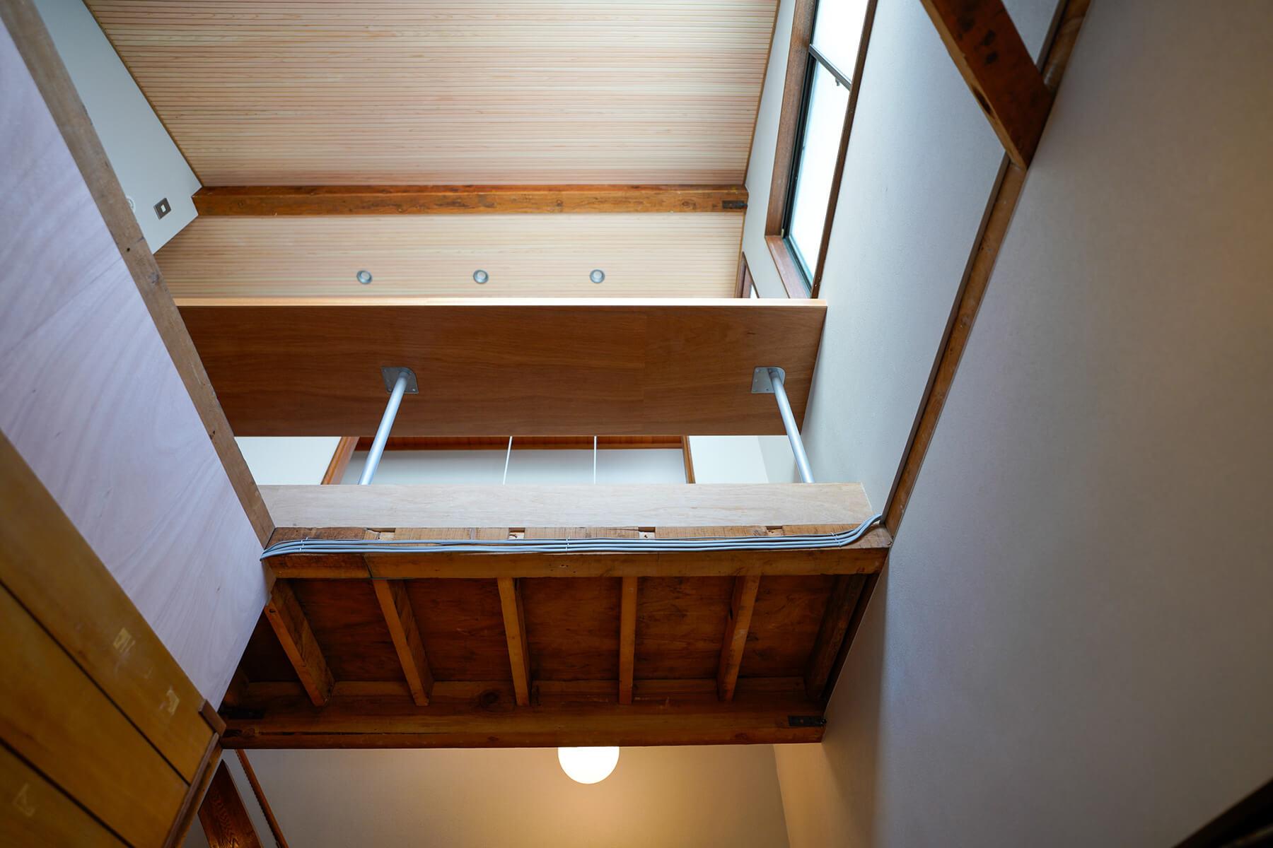 中野区上高田の賃貸物件/見上げると2階のスタディエリア。「おかえり〜」という声が聞こえてきそうです