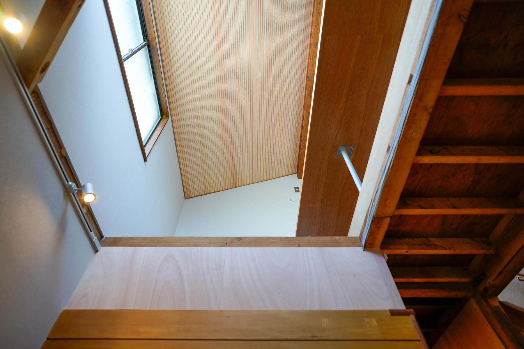 中野区上高田の賃貸物件/吹き抜けの天井は屋根の形状を生かしたデザインです