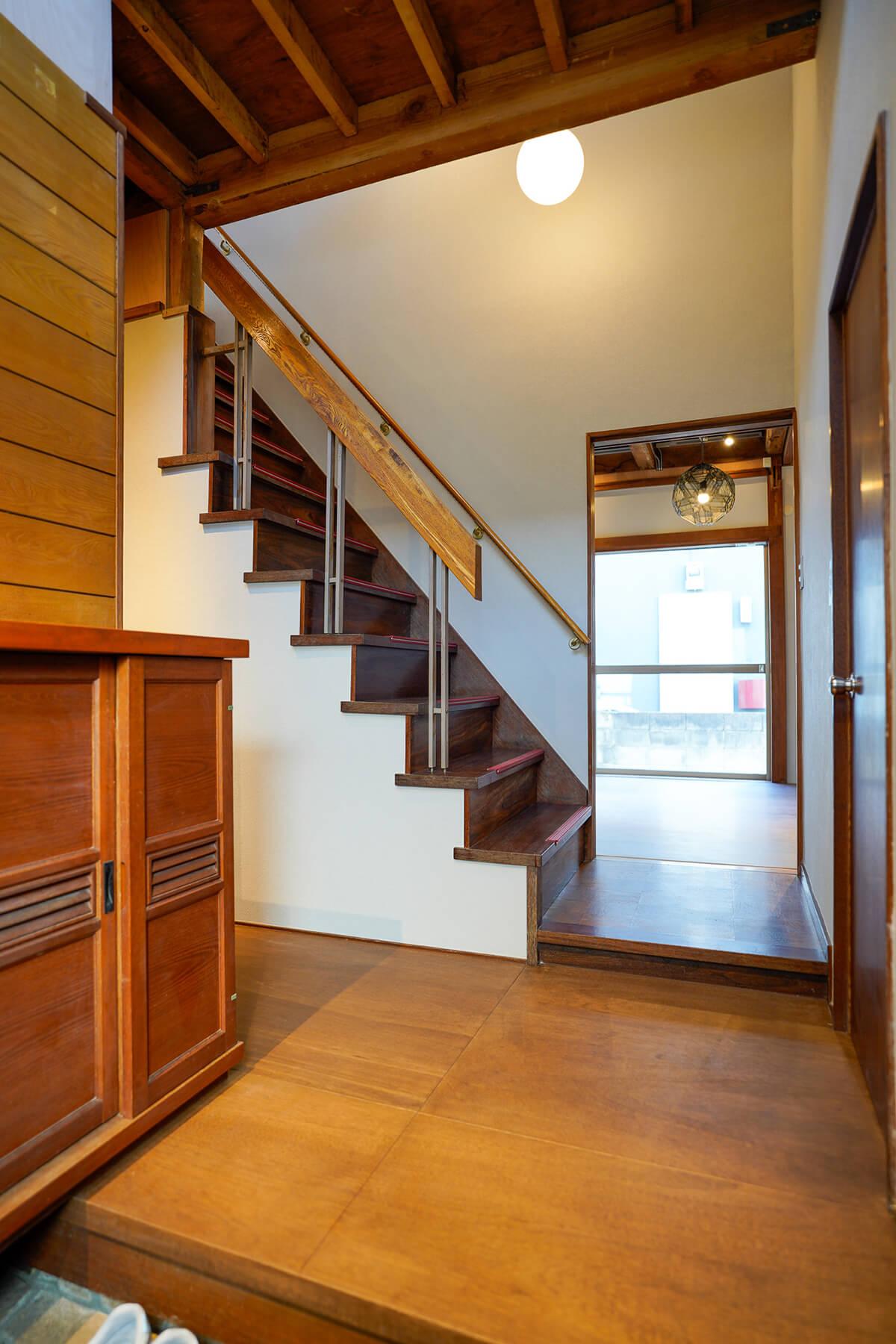 中野区上高田の賃貸物件/玄関のすぐ脇にトイレ、奥に洋室1があります