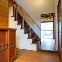 中野区上高田の賃貸物件/玄関のすぐ脇にトイレ、奥に洋室1があります