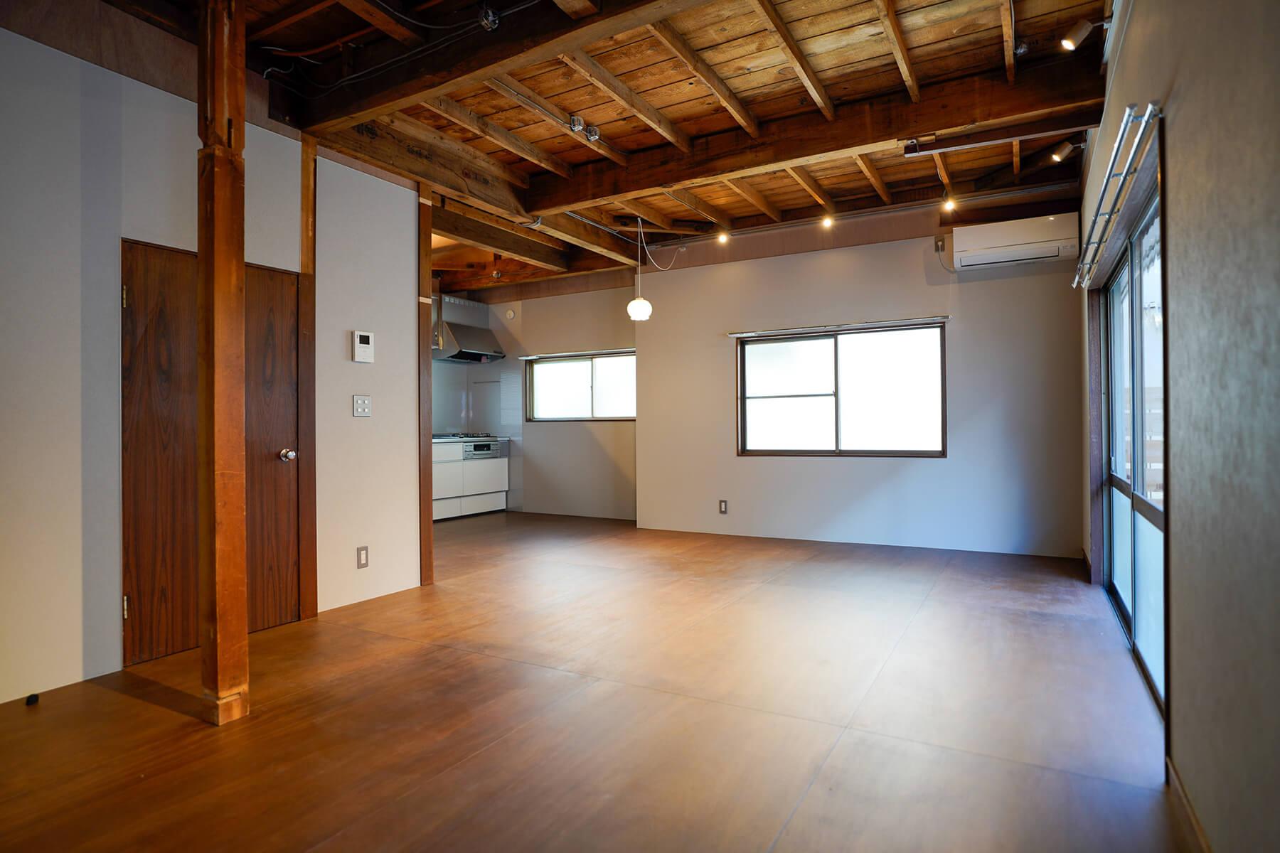 中野区上高田の賃貸物件/約20.48畳のLDK。天高は高いところで約2.8m。広々としていて、大きな家具もゆったり配置できそうです