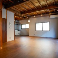 中野区上高田の賃貸物件/約20.48畳のLDK。天高は高いところで約2.8m。広々としていて、大きな家具もゆったり配置できそうです