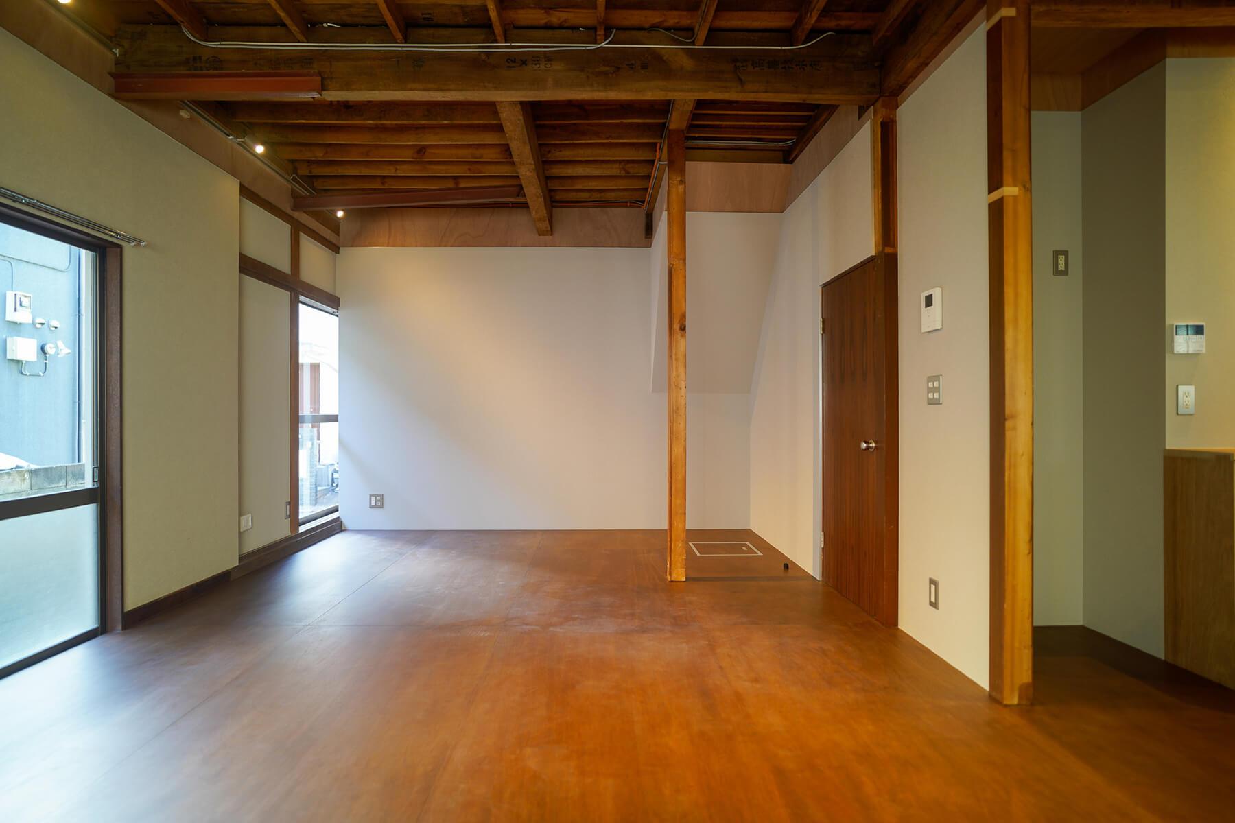 中野区上高田の賃貸物件/レイアウトとしては、写真正面の壁にテレビやオーディオ類、真ん中あたりにソファを置くと良さそう