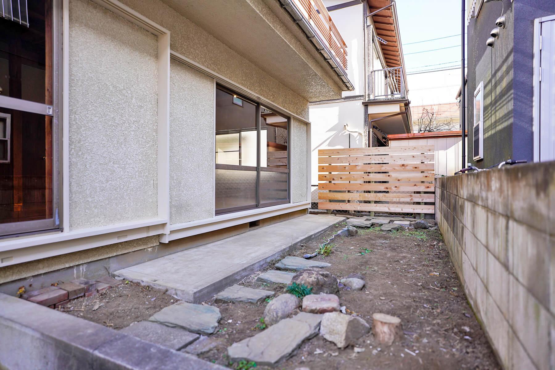 中野区上高田の賃貸物件/庭は自由に使ってOK。耕して畑にしたり、テーブルを置いてくつろいだり、夏場にプールを設置して水遊びをしても良さそうです