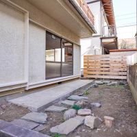 中野区上高田の賃貸物件/庭は自由に使ってOK。耕して畑にしたり、テーブルを置いてくつろいだり、夏場にプールを設置して水遊びをしても良さそうです